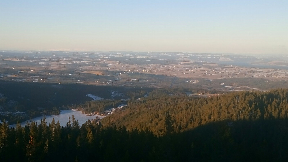 Fra Borgenkampen mot Skjeppsjøen i forkant, Toten og Mjøsa til høyre