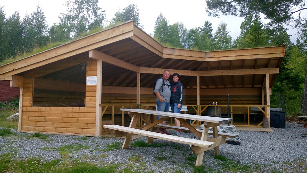 Bjørn og Hilde poserer foran den flotte gapahuken på fellesarealet