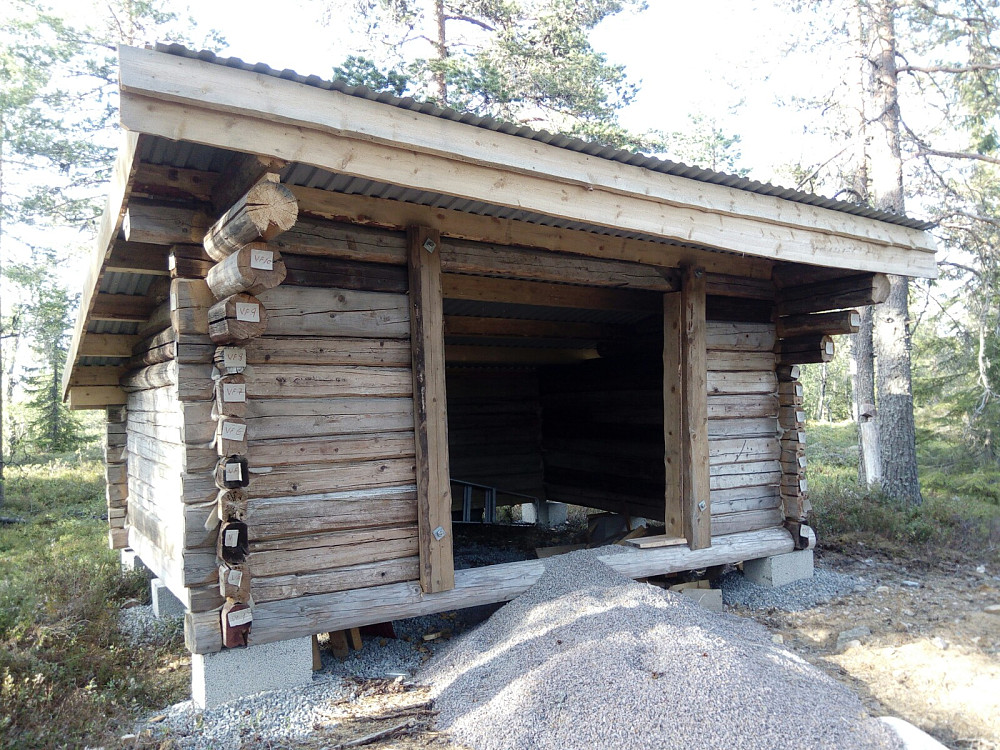 Nyoppført lafta gapahuk ved Holmetjernet