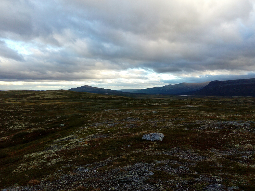 Sørover. Tilbakeblikk mot Rennefjellet, Grønsennknippa bakenfor