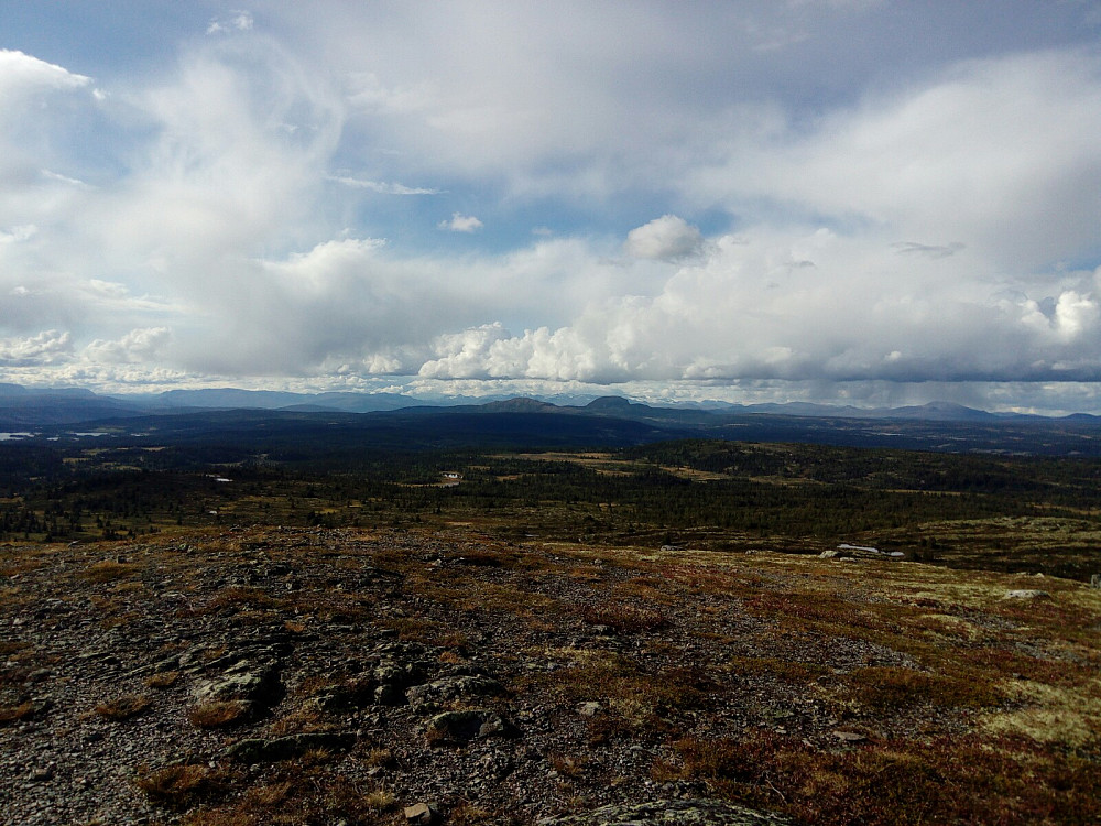 Nordvestover mot slettefjell, mugnetind, skarvemellen, rundemellen, besshø, glittertind