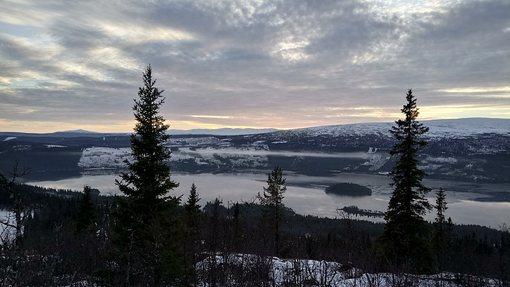 Sørover mot Øyangen fra toppen