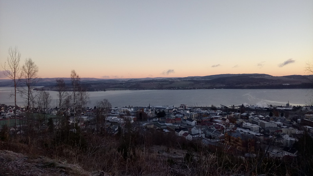 Gjøvik kirke og fengselet midt i bildet