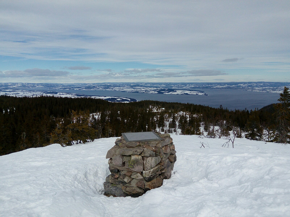 På Hervakampen mot Mjøsa og Helgøya, Hedmark fylke bak