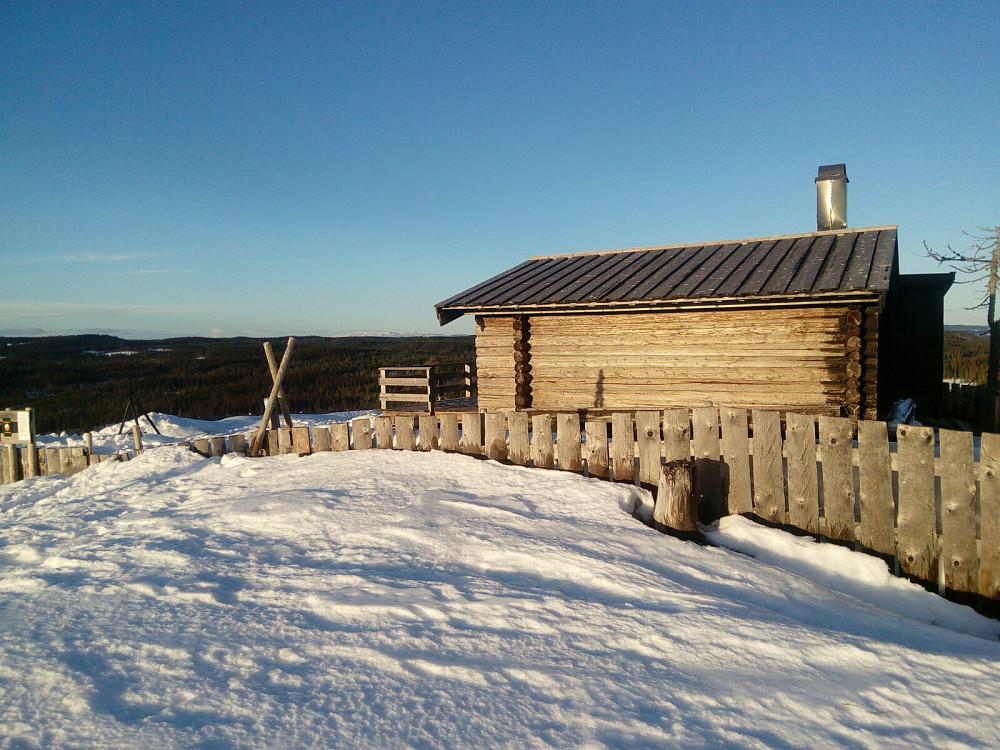 Synnfjellet ses rett til venstre for hytta