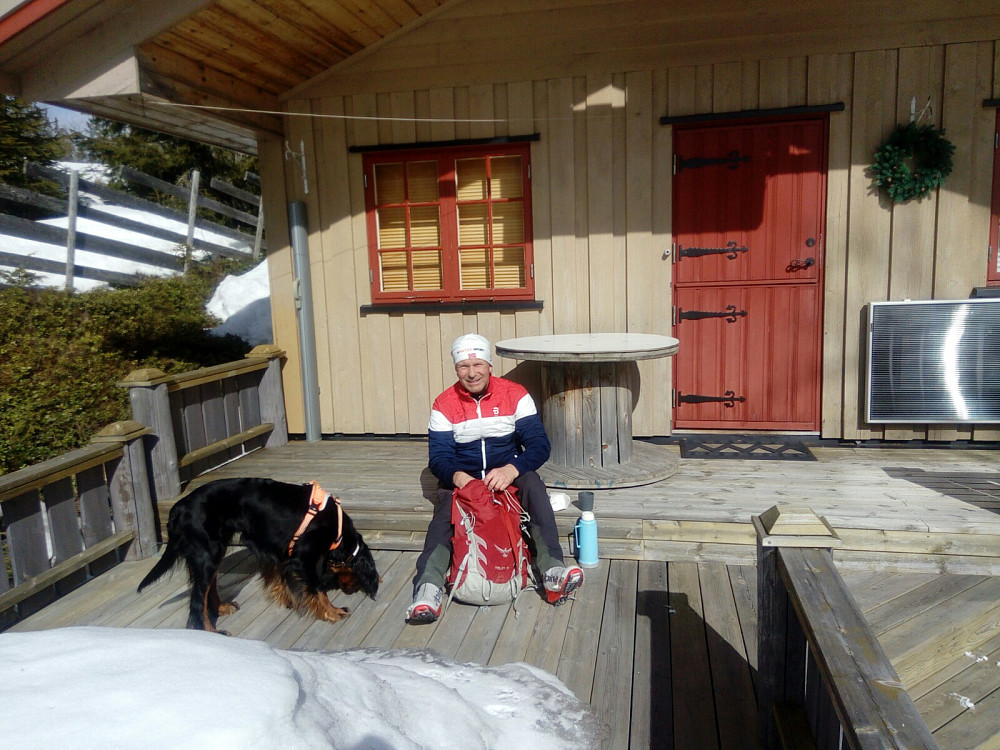 Ei pause utenfor hytta til Mads Tore