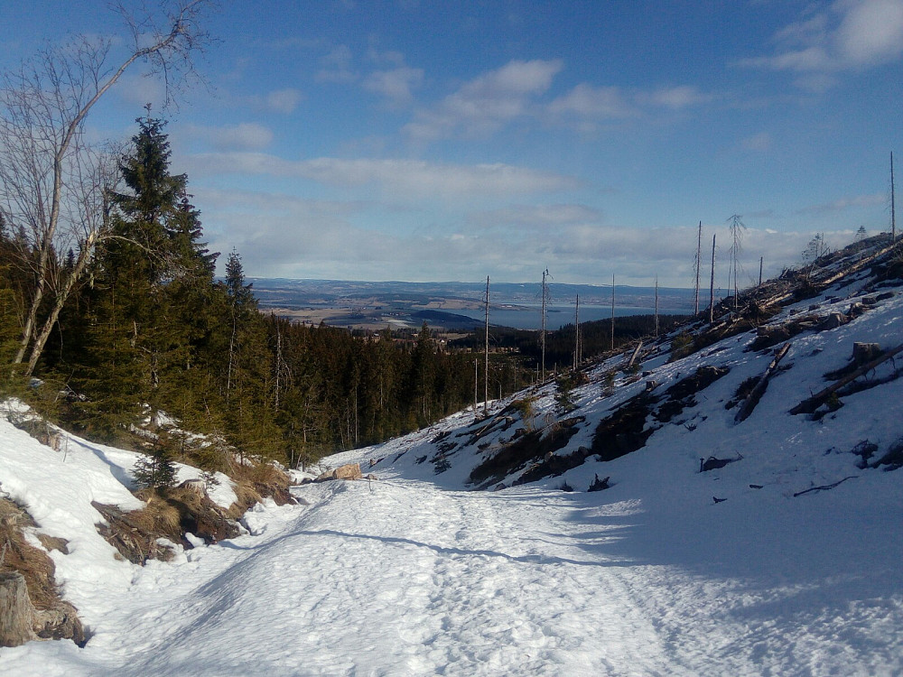 På tur opp fra Skjeppsjøen, Mjøsa skimtes