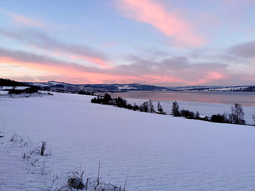 Isen holder på å legge seg utover Mjøsa