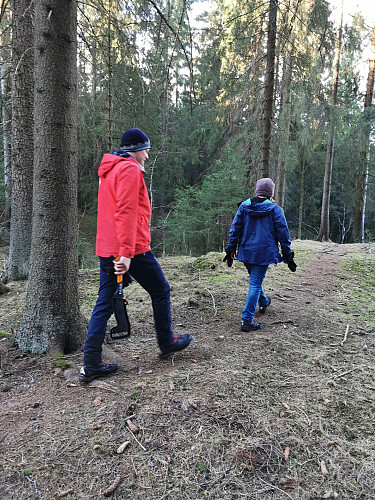 Terje med ryddekniven, og i samtale med Jørn på tlf