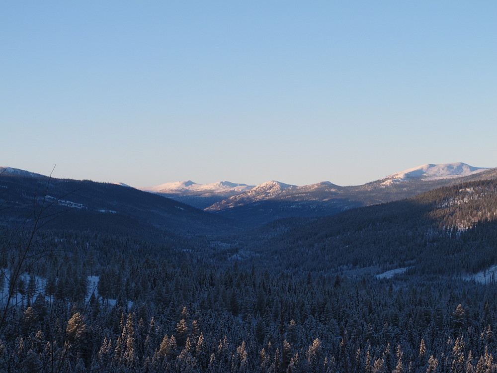 Innover Imsdalen. Famphøgdene i bakgrunnen