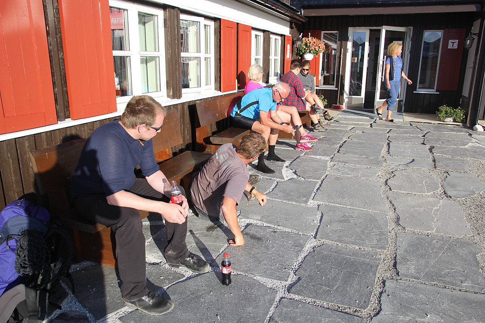 Etter rask gange i steinura ned fra Vesttoppen, og springmarsj da vi kom på stien ble vi 300 meter for sene til bussen. Ganske surt..