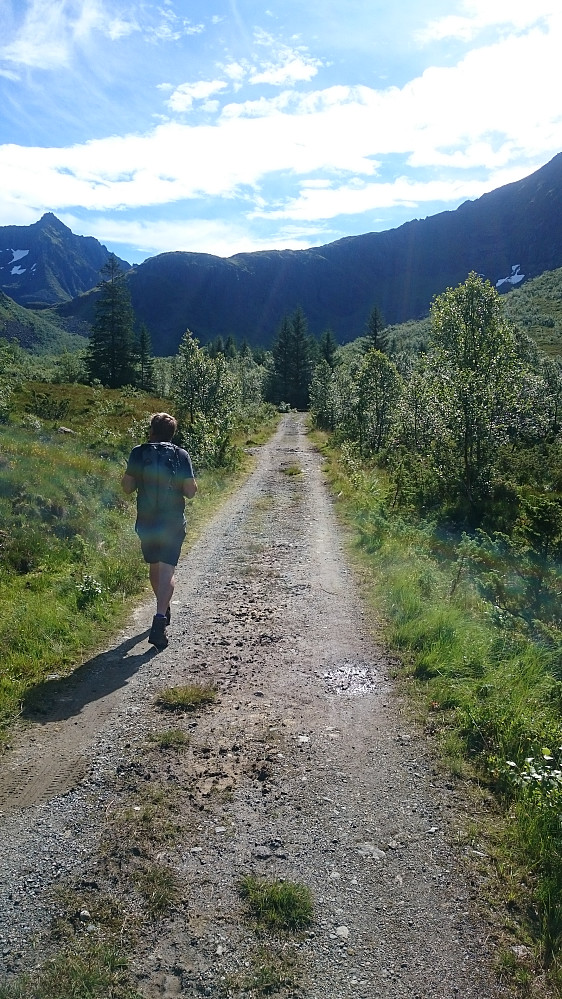På tur innover Årsetdalen etter at vi hadde parkert bilen. Høgehornet 1133moh i bakgrunnen 