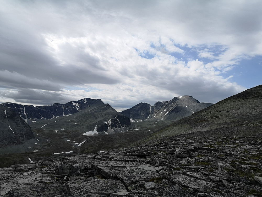 Innover Langglupdalen. Mellom Rondeslottet og Storronden ligger Storbotn. På venstre side av Storronden ligger Langbotn