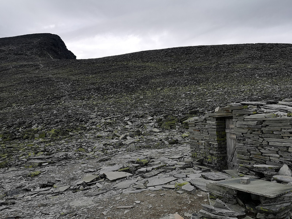 Før selve oppstigningen til Høgronden ligger det ei krasafaren steinbu som heter Høgrondebue. Det er en primitiv steinbu, kun et oppholdsrom uten senger eller ovn. Den er DNT sitt første bygg i Rondane 