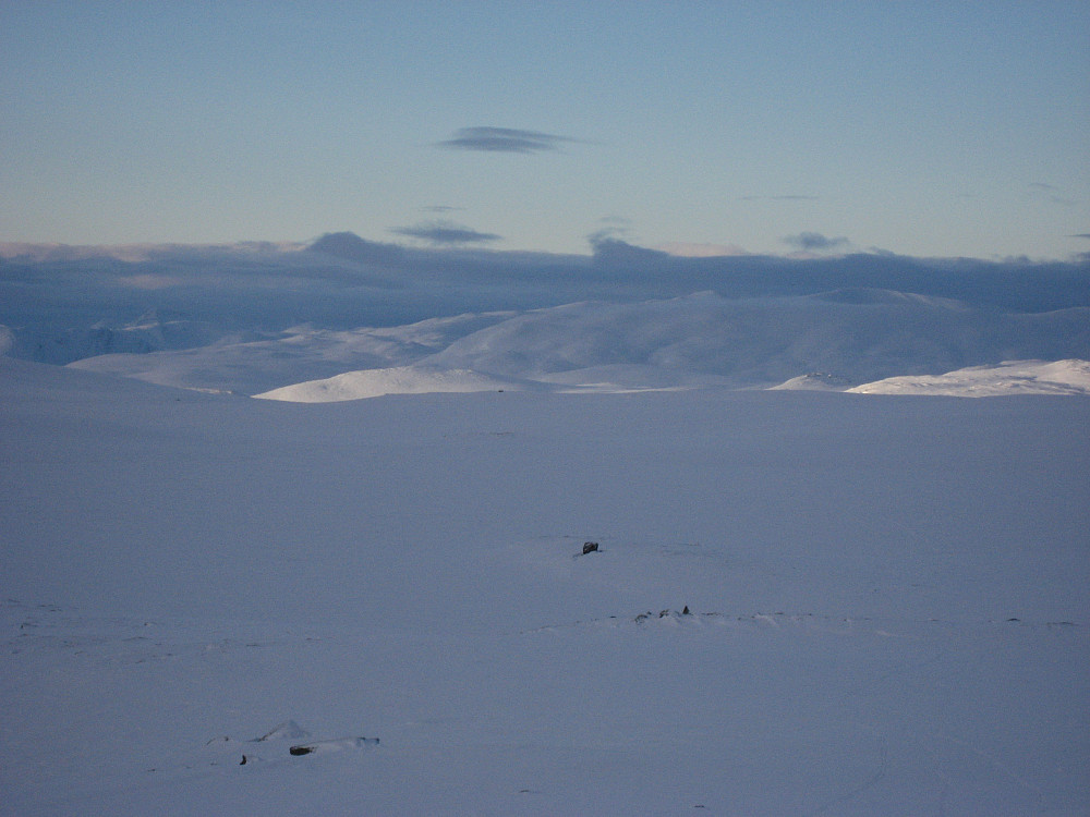 Det lysner, og vi får utsikt mot noen fjell