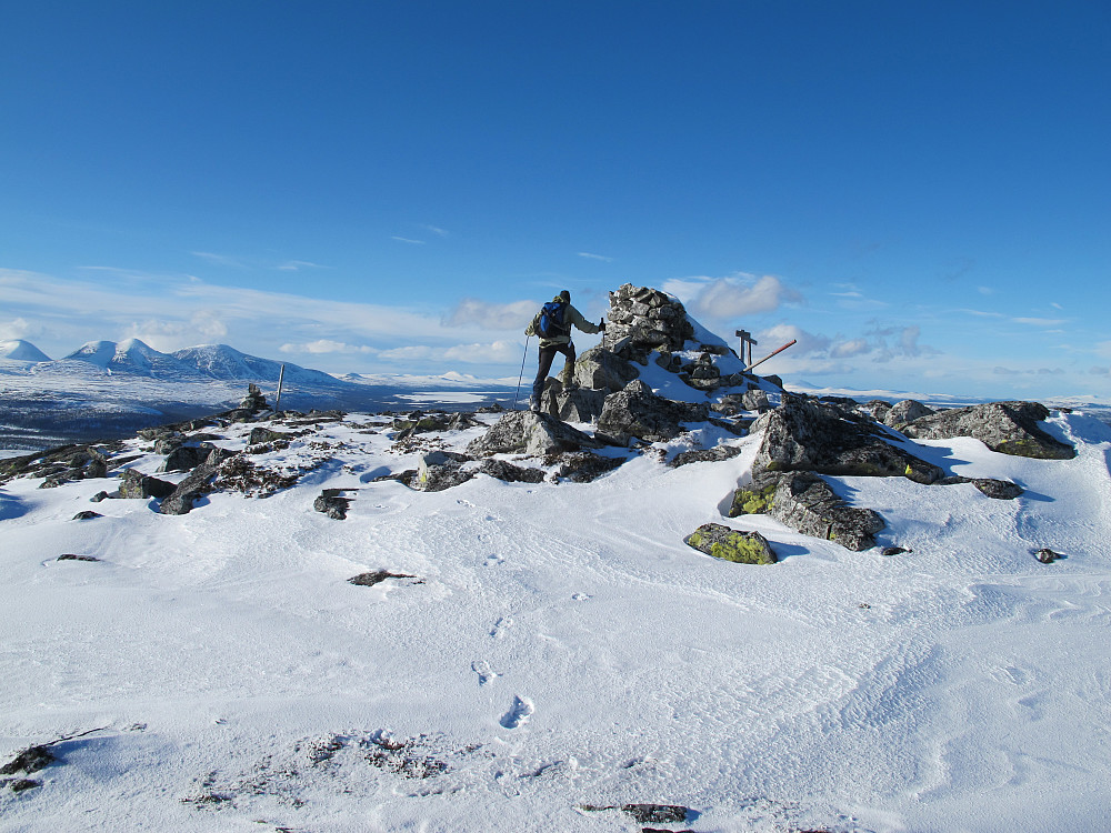 Toppen av Nordre Kvitvolaknappen. Sølen i bakgrunnen. Det klarner opp utover dagen
