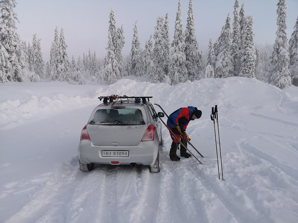 Stian setter på feller. Skiene var glidet, og dårlig skrapt, så fellene datt delvis av på første toppen. Etter å ha varmet fellene på kropp, så satt de resten av turen.