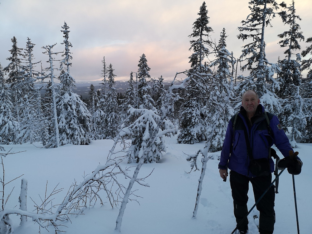 En pust i bakken på vei opp mot Kvilåsen. Det var skikkelig kladdeføre, og vi måtte skrape skiene flere ganger