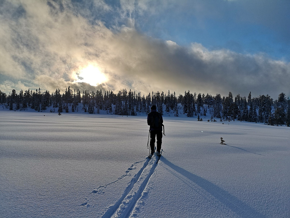 Etter kaffebål, mat og kvile, ble det et skarpere drag i lufta. Plutselig var det knall skiføret, og vi fortsatte til de toppene vi hadde tenkt på i utgangspunktet. Neste topp ble Kvilåsen sør. 