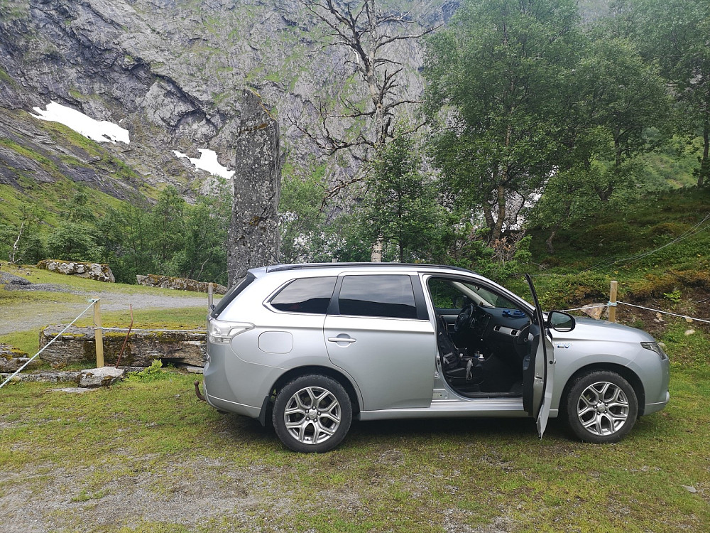 Start øverst i Dalskleiva. Det er rigget til tau slik at man kan parkere uten at husdyr slikker i stykker lakken på bilen