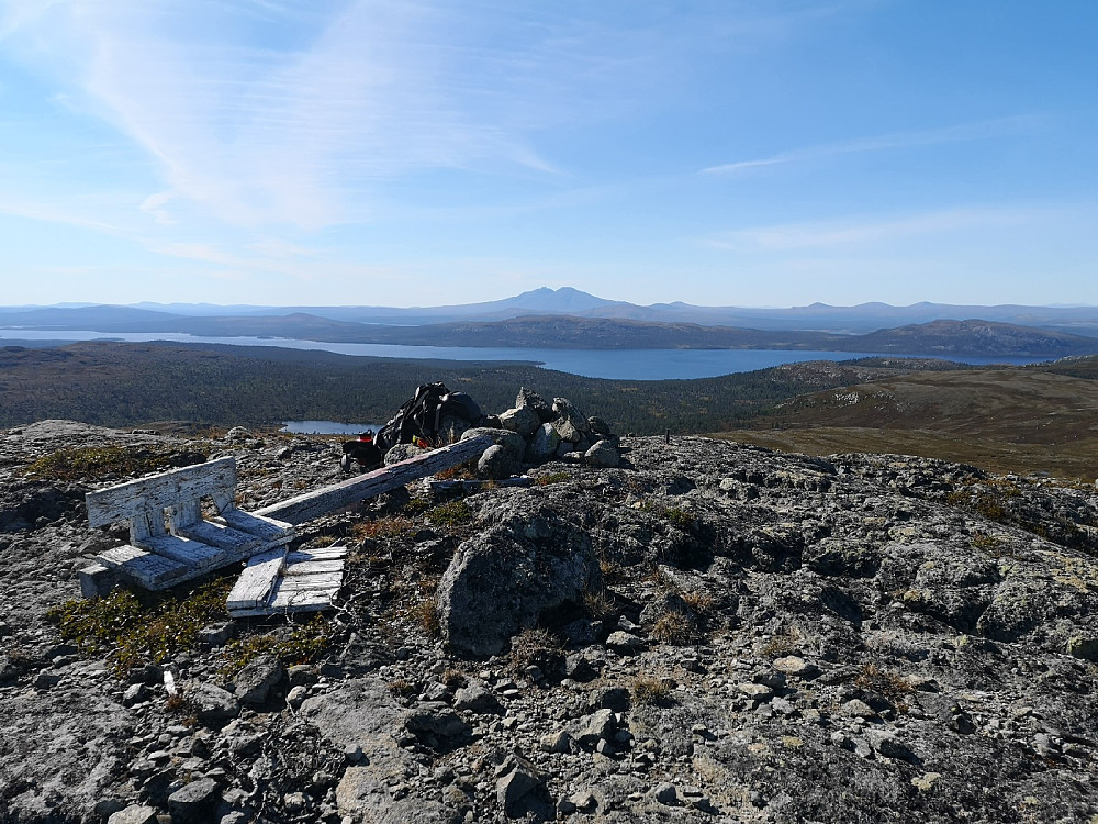 Toppen av Litlsjøberget med Rendalssølen i bakgrunnen
