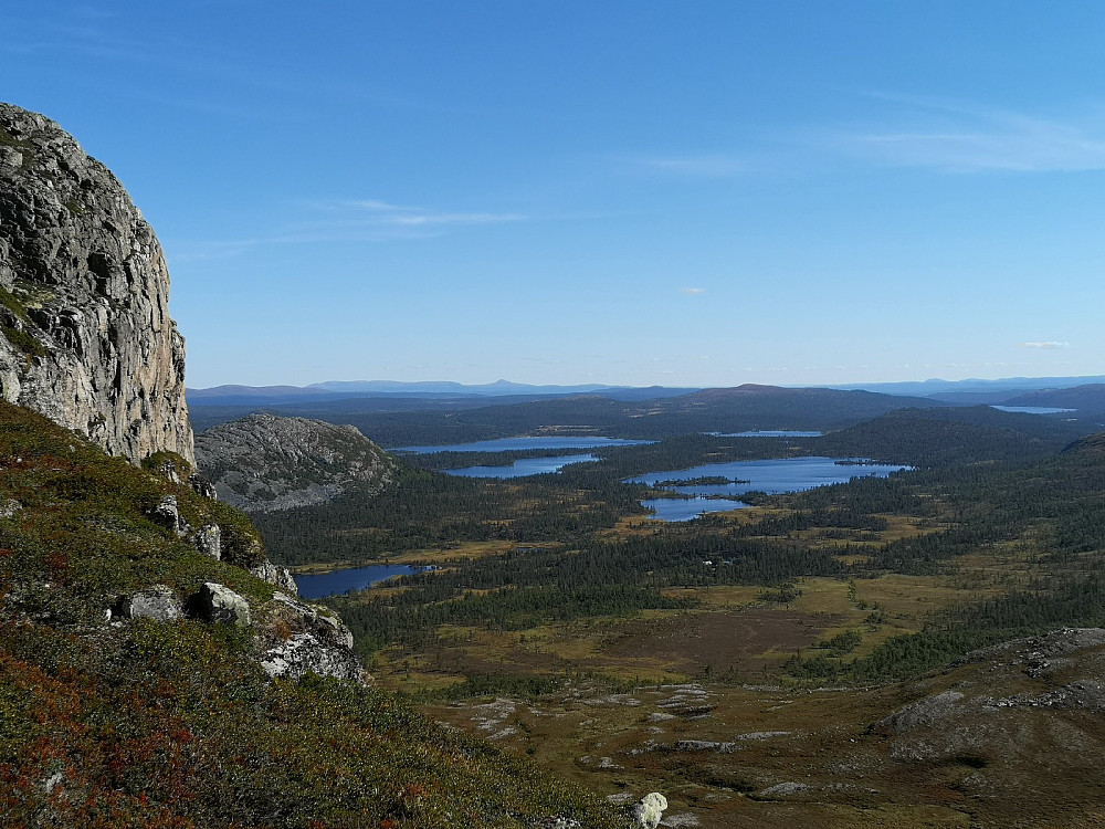 På tur opp til Båthusberget er det fin utsikt mot sør, der kan man se Storsjøen, og Hammarsjøen bla.