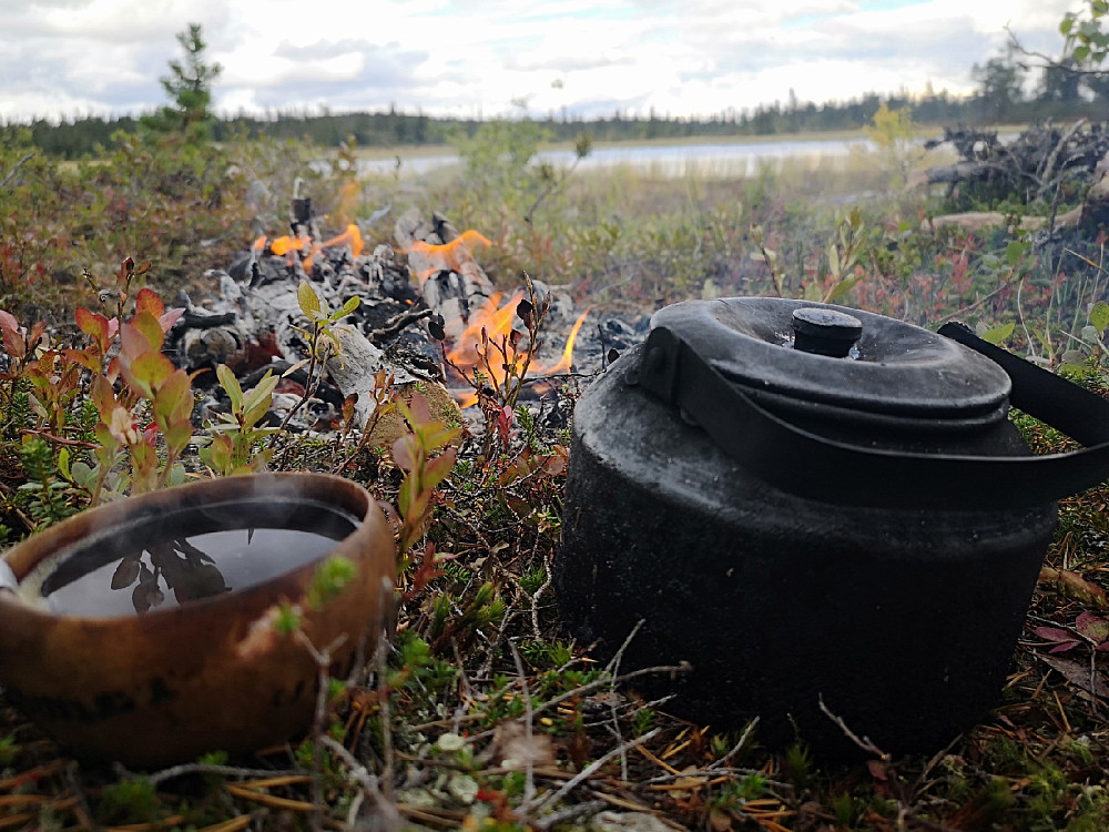 Kaffen er klar. Det er alltid godt med en rast i bakken, og kose seg selv om man hadde klart å gått rett i bilen.