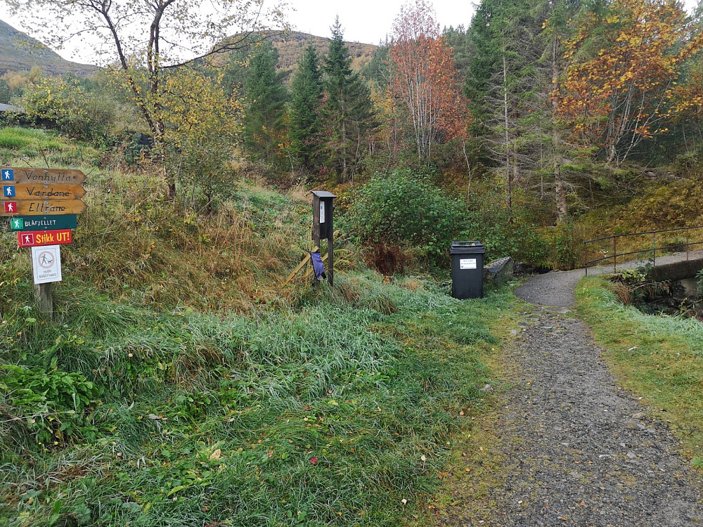 Det er stor en parkeringplass som fylles opp fort på fin dager der stien starte. Etter turen vil jeg anbefale å ta en tur innom Langevåg outlet der man finner Geiranger bakeri. De har utrolig god bakst.