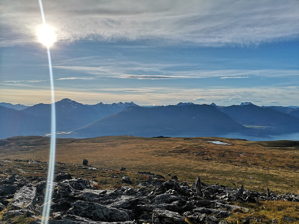 Fjellet til høyre med snøflanke er Saudehornet 1303 moh. Spissen lengre til venstre er Vassdalstind