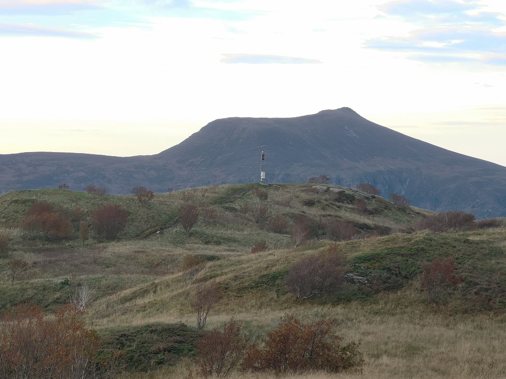 Den første toppen kan sees med en type mast på toppen. Lepsøya i bakgrunnen.