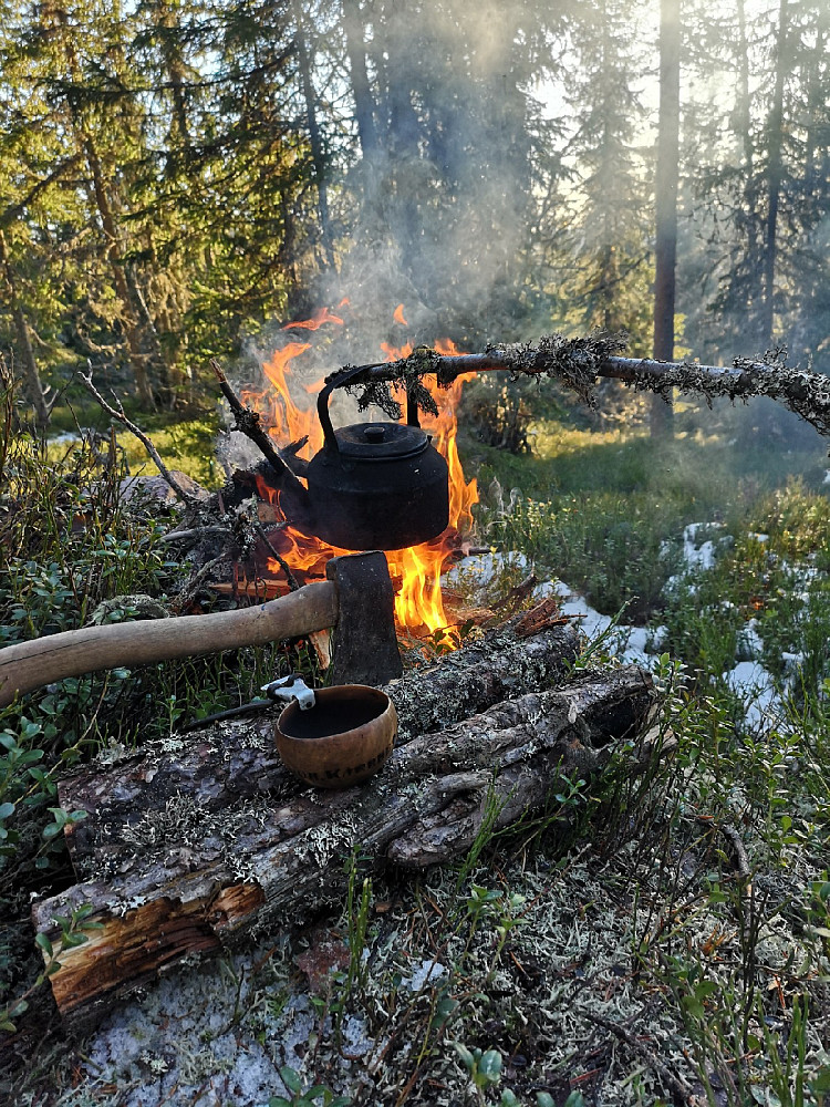 På Nysæteråsen spiste jeg lunsj. Der var hørte jeg turbinene bare litt.. Kaffekoking i dag også, til ære for Døl