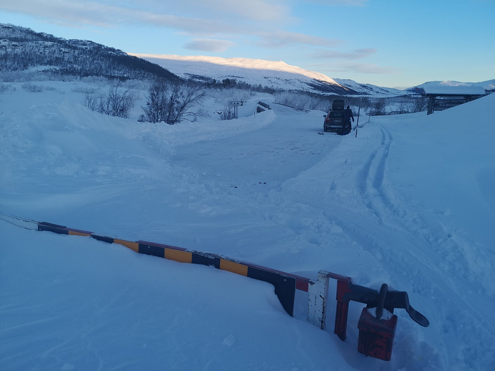 Turen starter ved bommen på Maurvangen. Det var kjedelig å gå innover veien, men vi hadde spor å gå i, så det gjorde det likere.