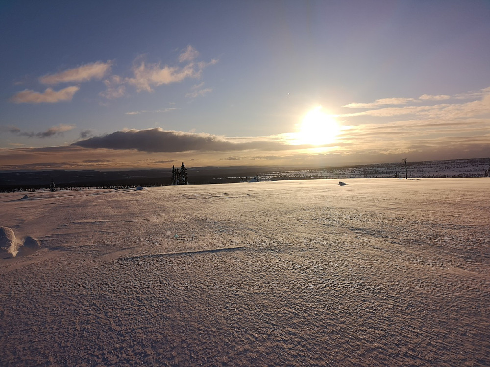 Litt utpå dagen kom sola, og jeg fikk en fin solnedgang på tur hjem over Dølfjøllet