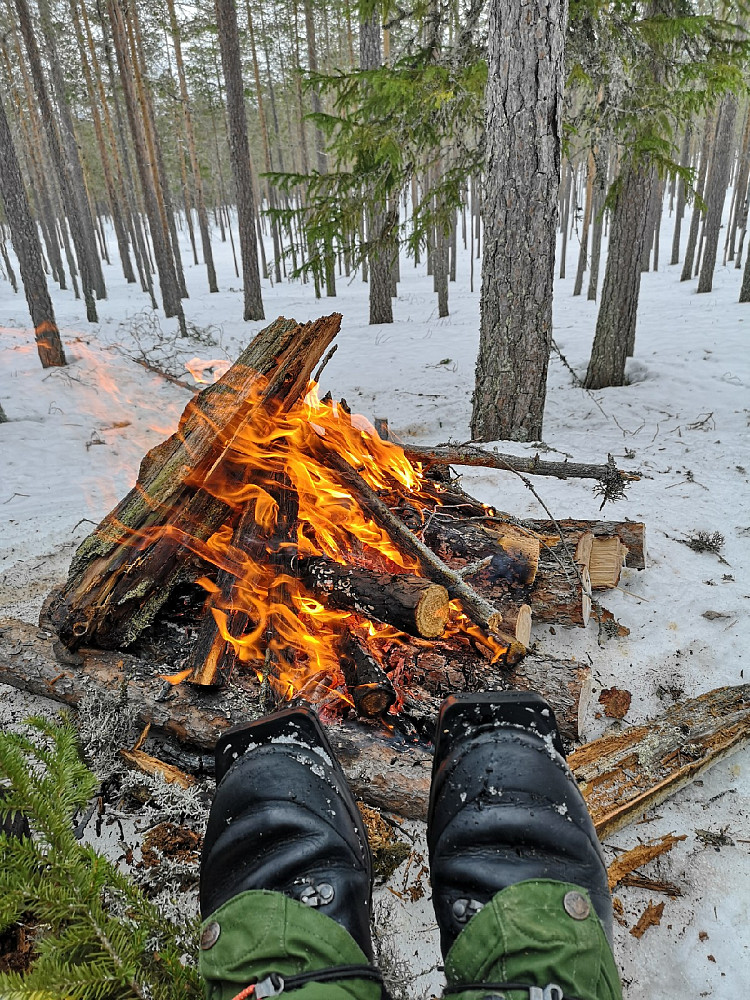 Godt å varme beina på bålet