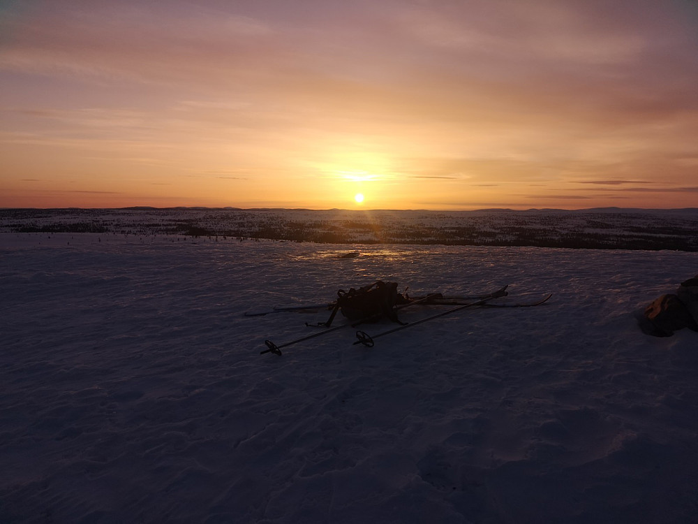 Selv om det var en fin solnedgang, så var det ikke noe blivende sted i kveld da det blåste surt.