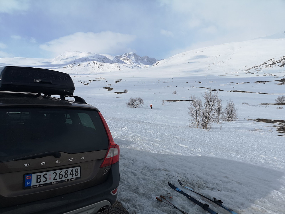 Pekka spratt ut av bilen og suste i vei mot toppen...