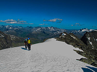 Endelig oppe på Maradalsryggen med Jernskardtind i enden av snøen, Kjerringi, og Mannen i bakgrunn til høyre.
