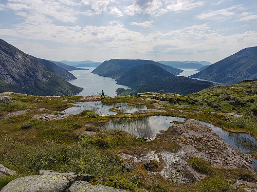 Utsikt mot Storfjorden og Okfjorden i Velfjord, Brønnøy kommune