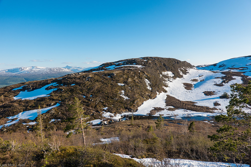 Furuhaugfjellet sett fra øst. Man kan skimte demningen over bekken Trøkna nedenfor.