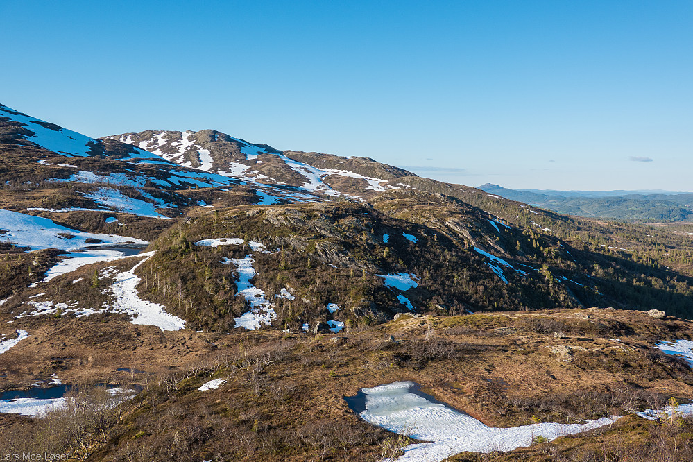 Utsikt østover fra toppen. Trøknavassfjellet nærmest og Storfjellet/Høgfjellet bak.