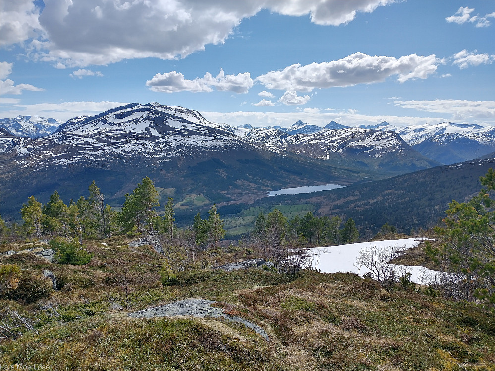 Utsikt fra toppen mot Smisetnebba, Viddalen og Myravatnet.