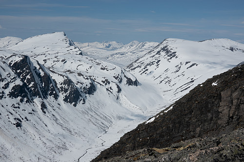 Nordover Ottdalen. Nonshøa til høyre