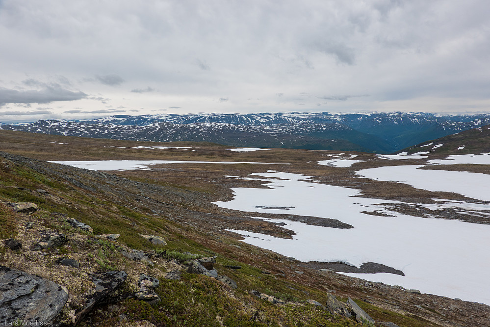 På veg opp til Gjerdhøa ser en ned på Nyhusflatfjellet.