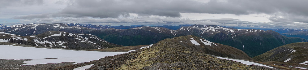 Vel oppe på Gjerdhøa er det fantastisk panorama til fjellpartiet øst for Storlidalen.