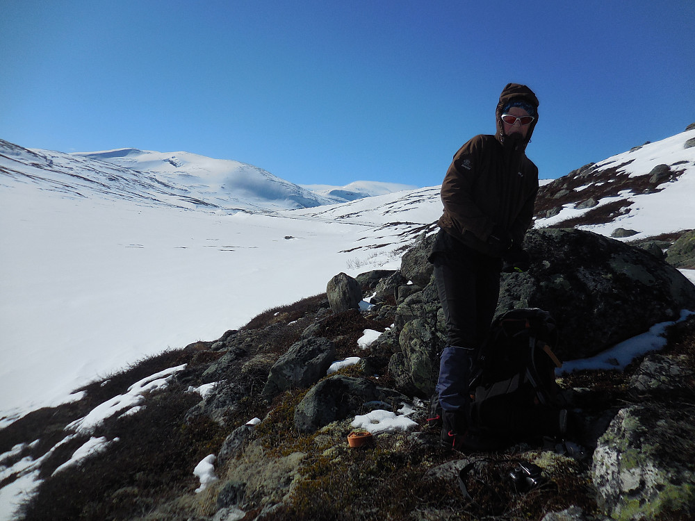 Lunsj i flotte Asbjørnsdalen. Kjelkehøene bak.