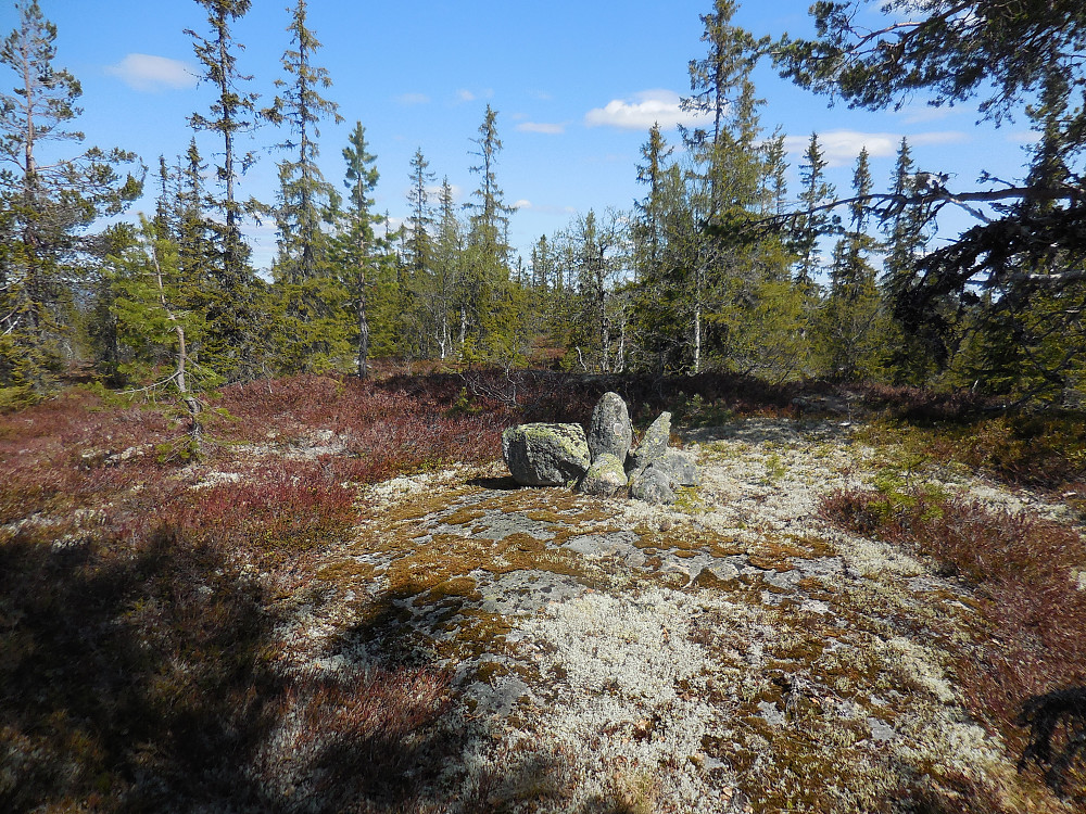 Jevnslifjellet med sin beskjedne varde.
