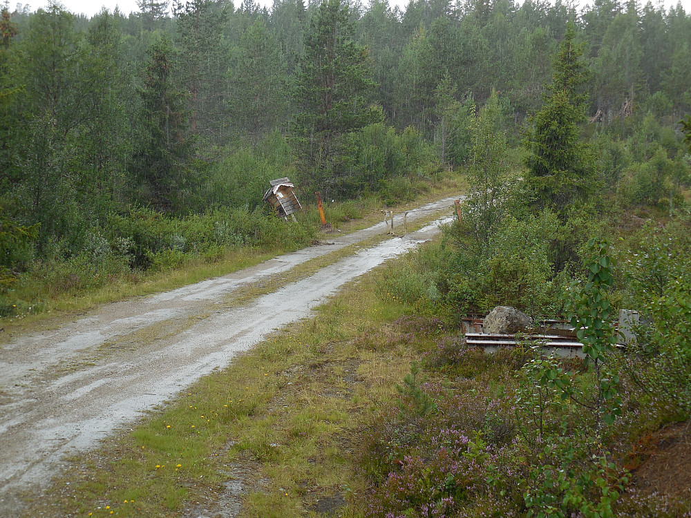 Hit med bil. Kjetting over vegen ved Rullbekken.