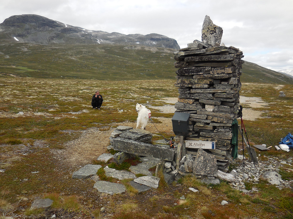 Ved Alteret. Fjellet Hatten i bakgrunnen.