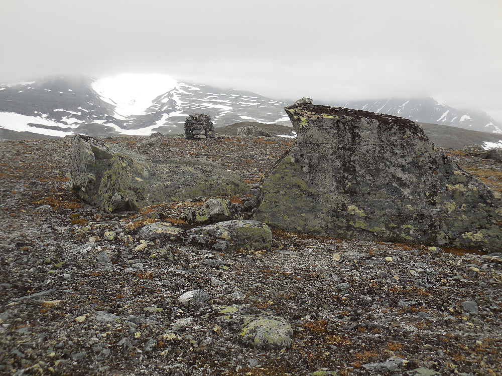 Nordre Skardkollen, 1705 moh. Bak i tåka ligger Snøhetta.