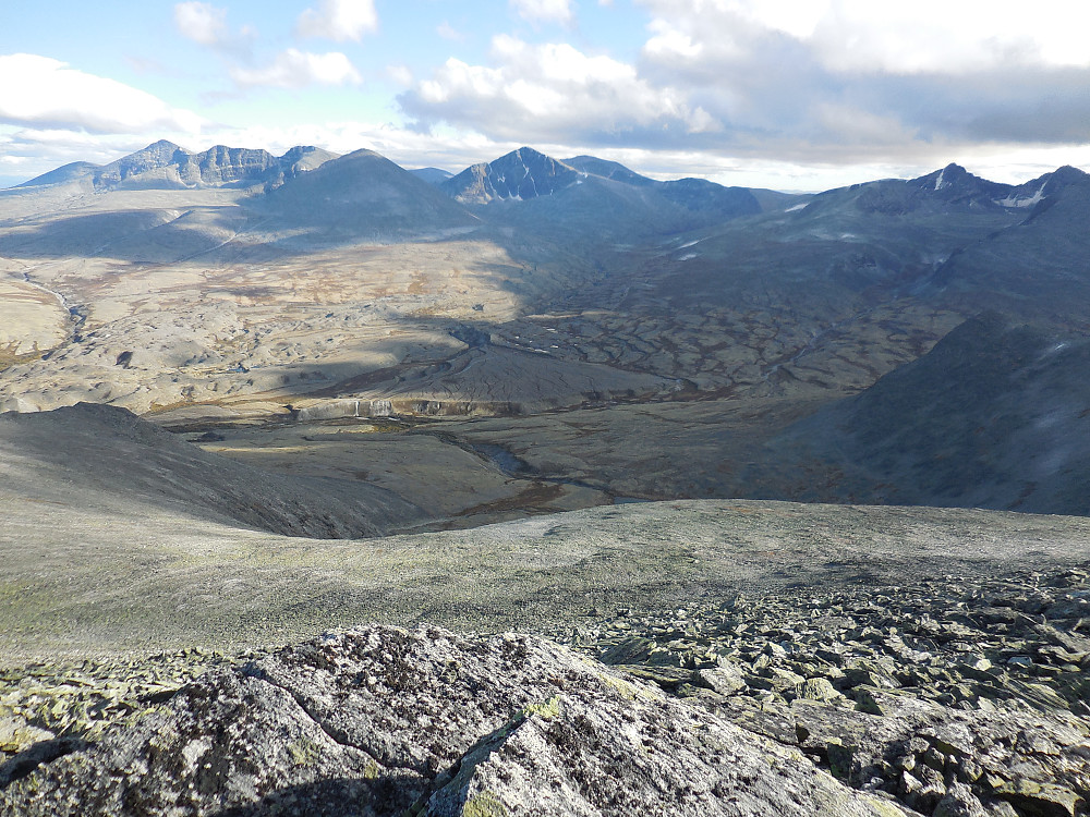 Fra Småhaugan, 1858 moh. mot de fleste av Rondanes stortopper.